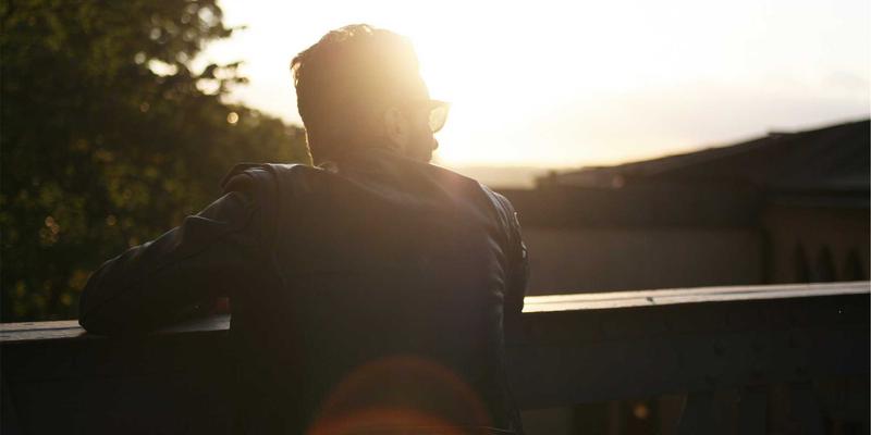 北欧风家居的夜间安全美学:当智能夜灯、声控路径与床头应急包守护512地震应对